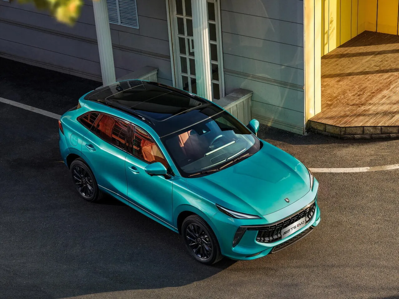 Фото экстерьера Forthing T5 EVO.